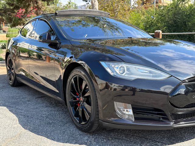 2015 Tesla Model S Image 18
