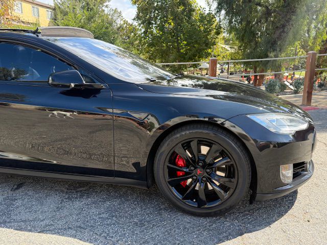 2015 Tesla Model S Image 20