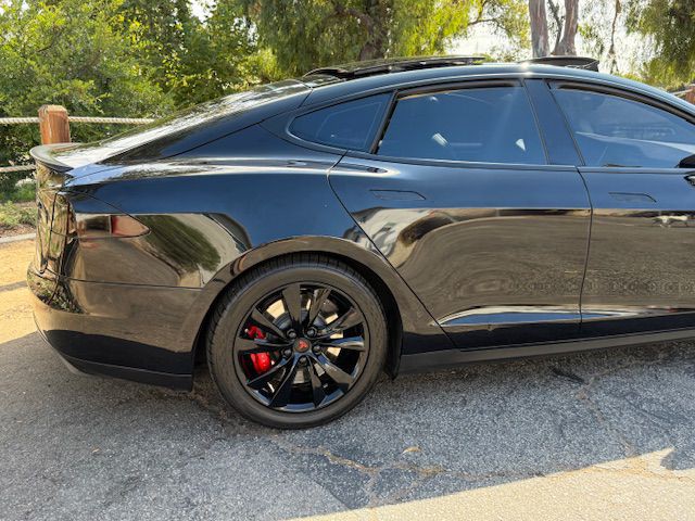 2015 Tesla Model S Image 21