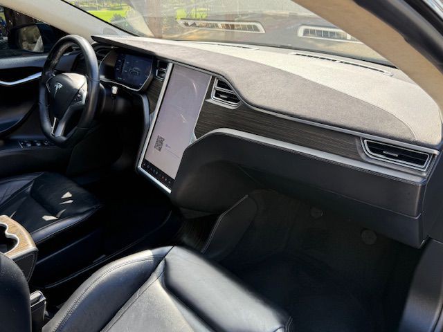 2015 Tesla Model S Image 24