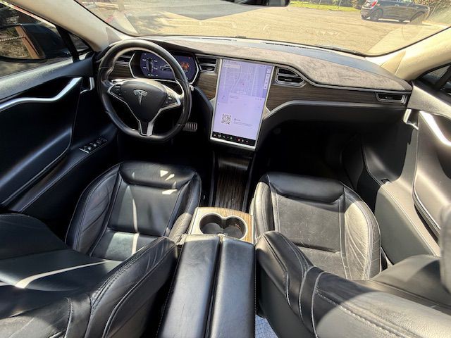 2015 Tesla Model S Image 28