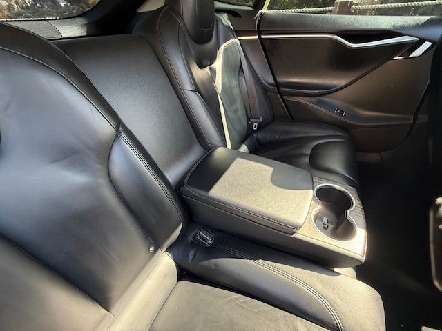 2015 Tesla Model S Image 29