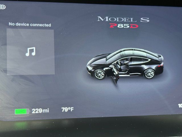 2015 Tesla Model S Image 33