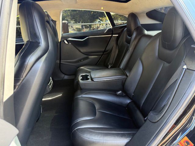 2015 Tesla Model S Image 35