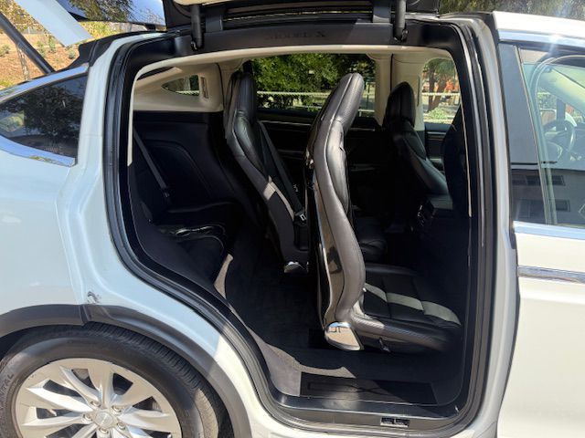 2016 Tesla Model X Image 15
