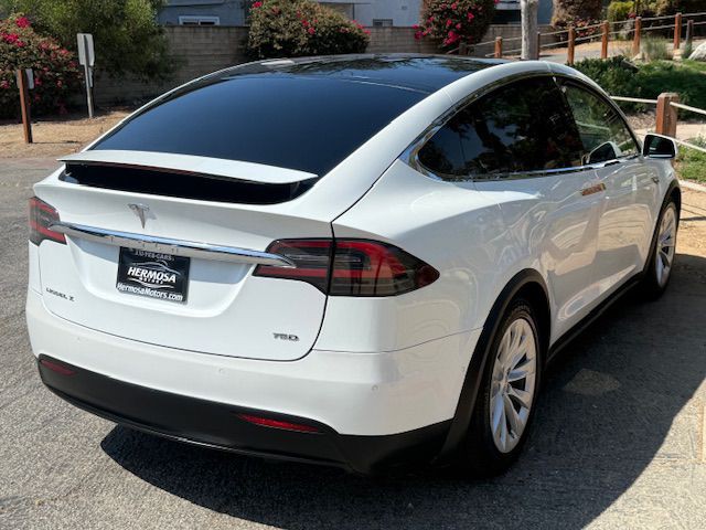2016 Tesla Model X Image 16