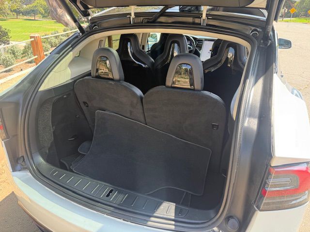 2016 Tesla Model X Image 17