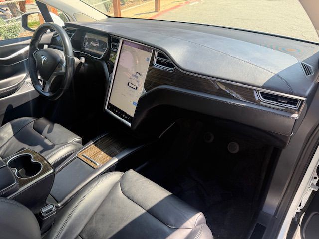 2016 Tesla Model X Image 18