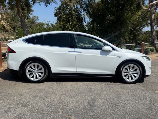2016 Tesla Model X Image 24