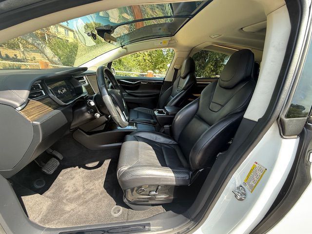 2016 Tesla Model X Image 27