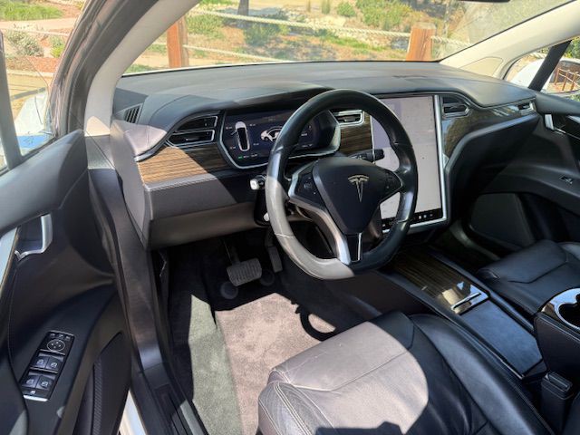 2016 Tesla Model X Image 28
