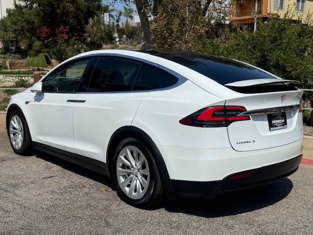 2016 Tesla Model X Image 31