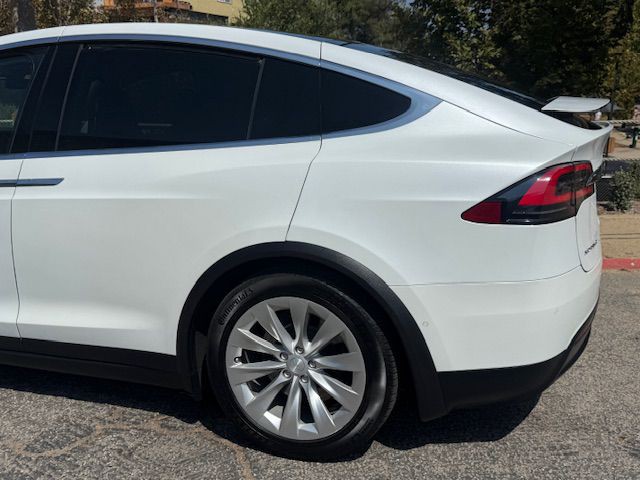 2016 Tesla Model X Image 32