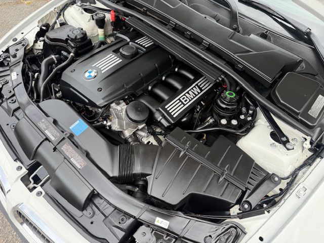 2010 BMW 3 Series Image 12
