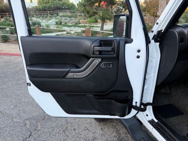2013 Jeep Wrangler Image 18