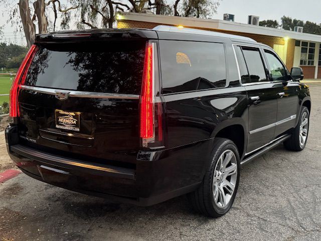 2016 Cadillac Escalade Image 2