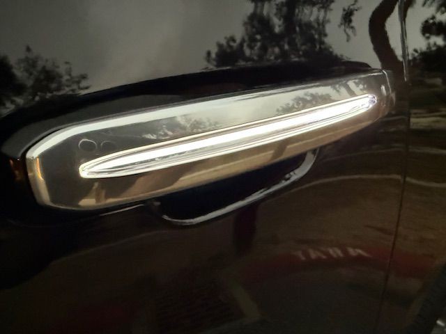 2016 Cadillac Escalade Image 19