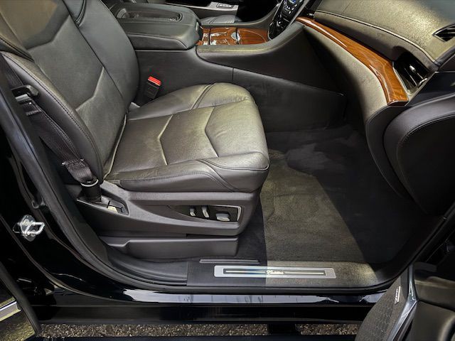 2016 Cadillac Escalade Image 32