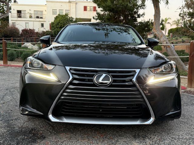 2018 Lexus IS Image 3
