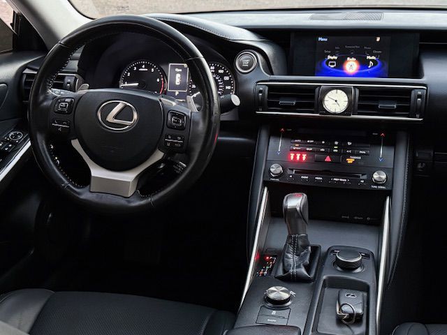 2018 Lexus IS Image 9
