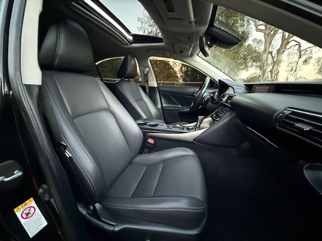 2018 Lexus IS Image 10