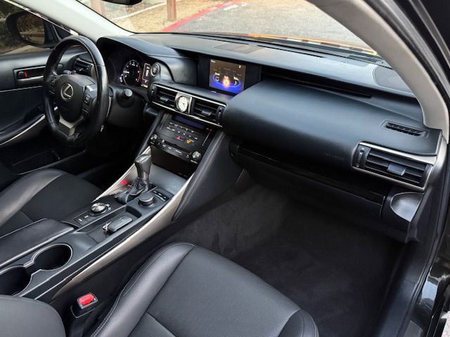 2018 Lexus IS Image 20