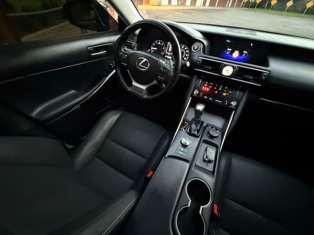 2018 Lexus IS Image 24