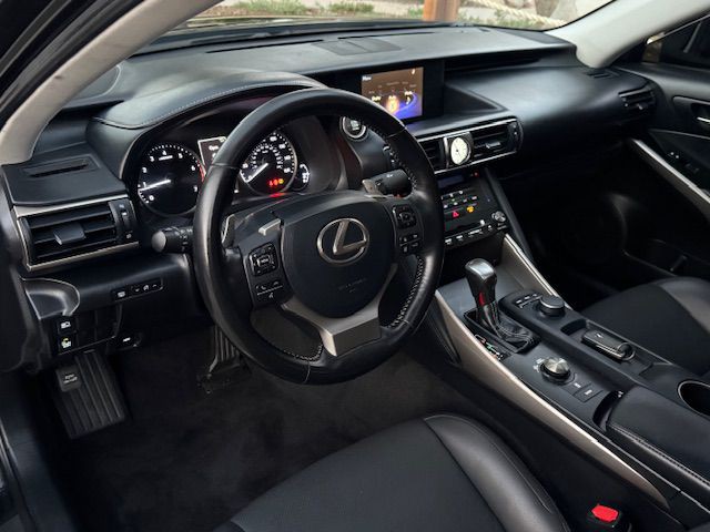 2018 Lexus IS Image 27