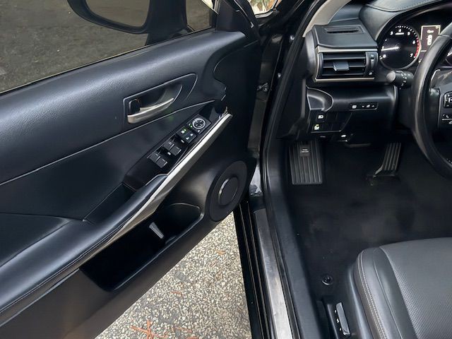 2018 Lexus IS Image 28