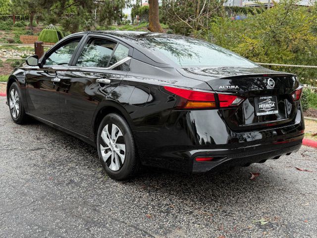 2022 Nissan Altima Image 2