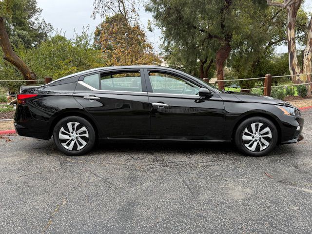 2022 Nissan Altima Image 10