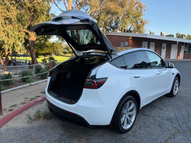 2022 Tesla Model Y Image 8
