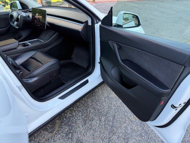 2022 Tesla Model Y Image 25