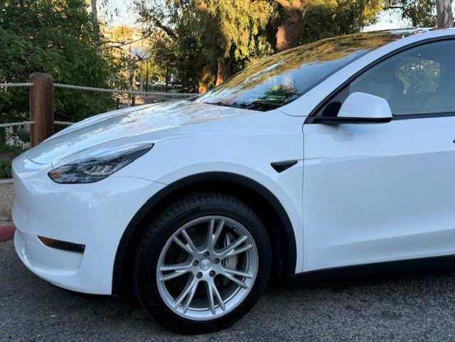 2022 Tesla Model Y Image 10