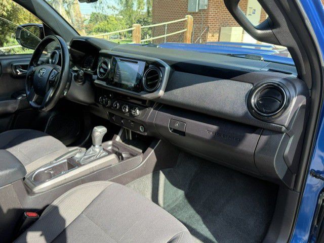 2016 Toyota Tacoma Image 21