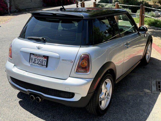 2009 MINI Cooper Image 2
