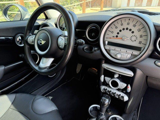 2009 MINI Cooper Image 8