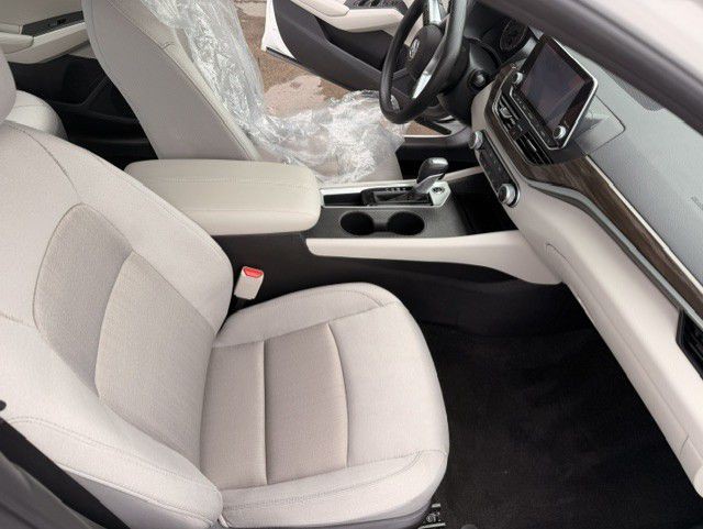 2025 Nissan Altima Image 10