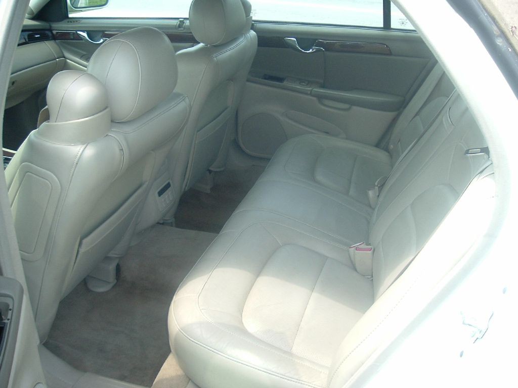 2005 Cadillac DeVille Image 8