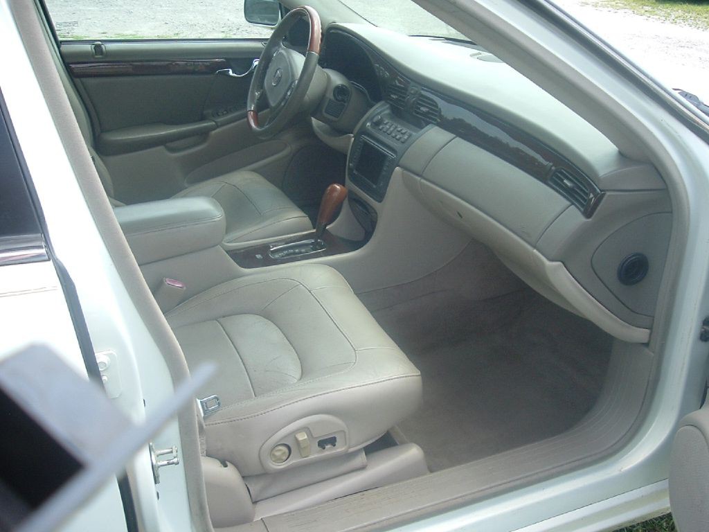 2005 Cadillac DeVille Image 10