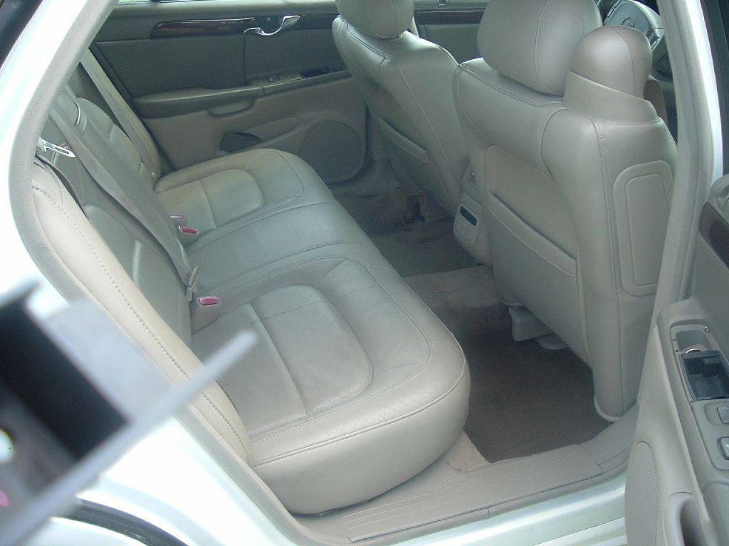 2005 Cadillac DeVille Image 11