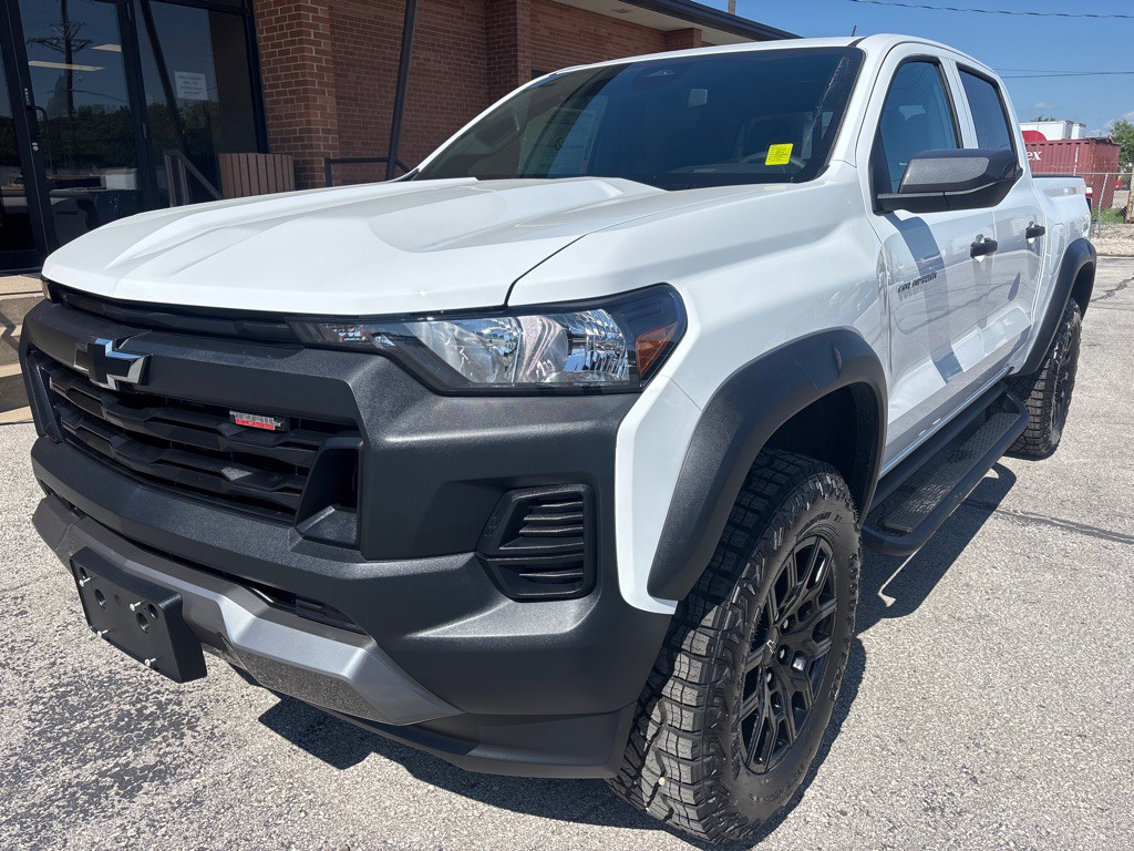 2025 Chevrolet Colorado Image 2