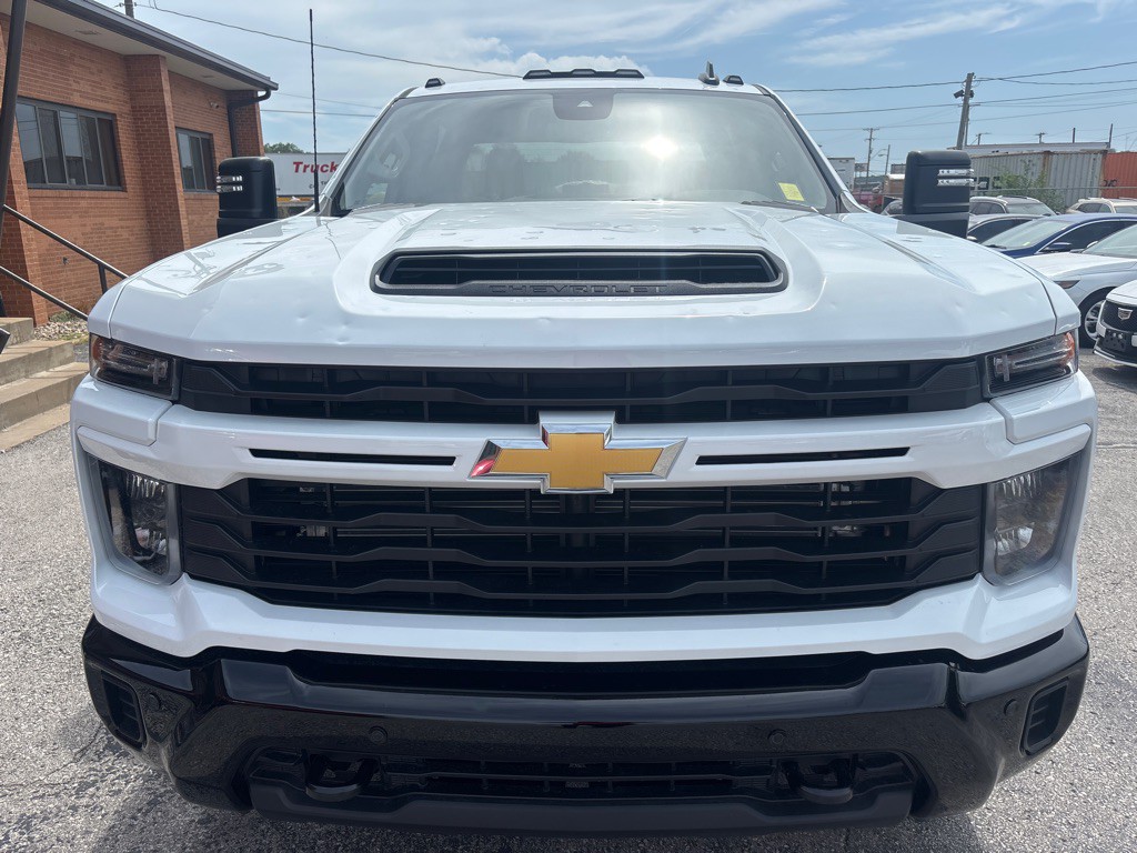 2026 Chevrolet Silverado 1500 Image 2
