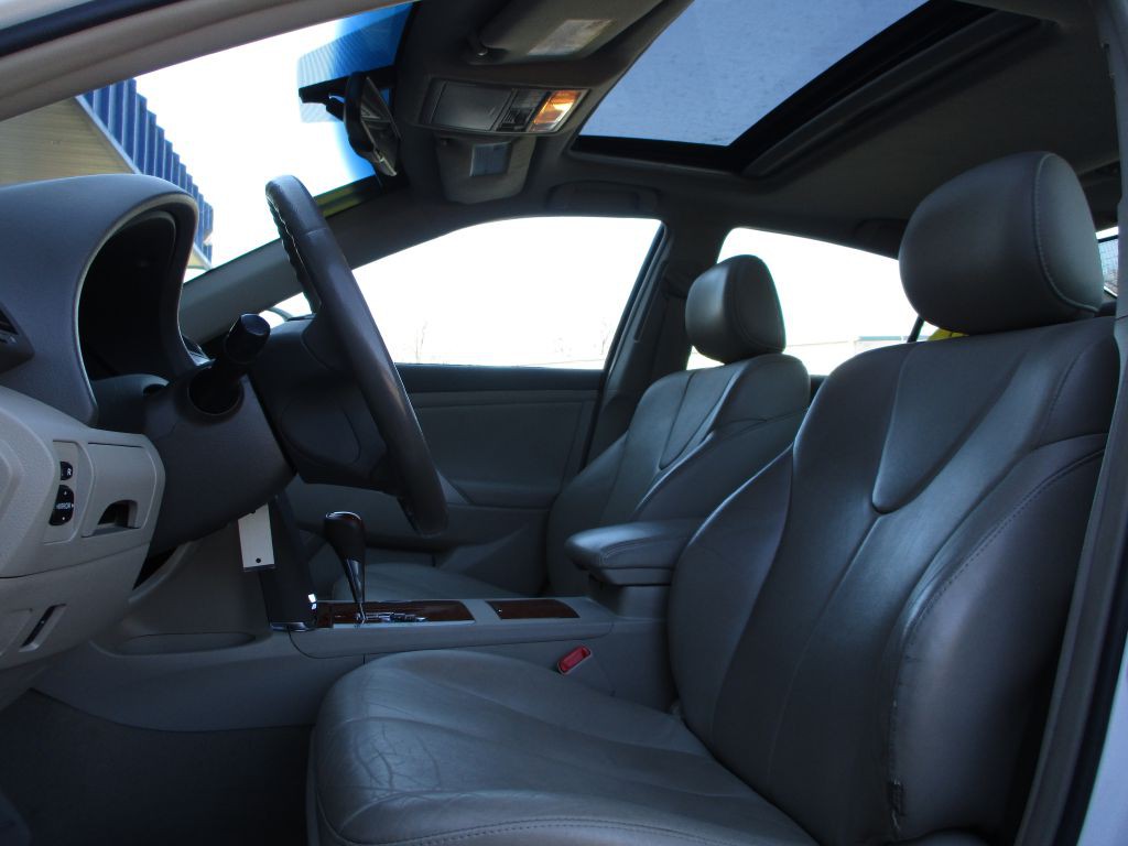 2011 Toyota Camry Image 17