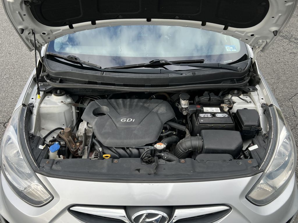 2013 Hyundai Accent Image 3