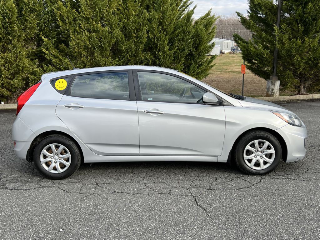 2013 Hyundai Accent Image 10