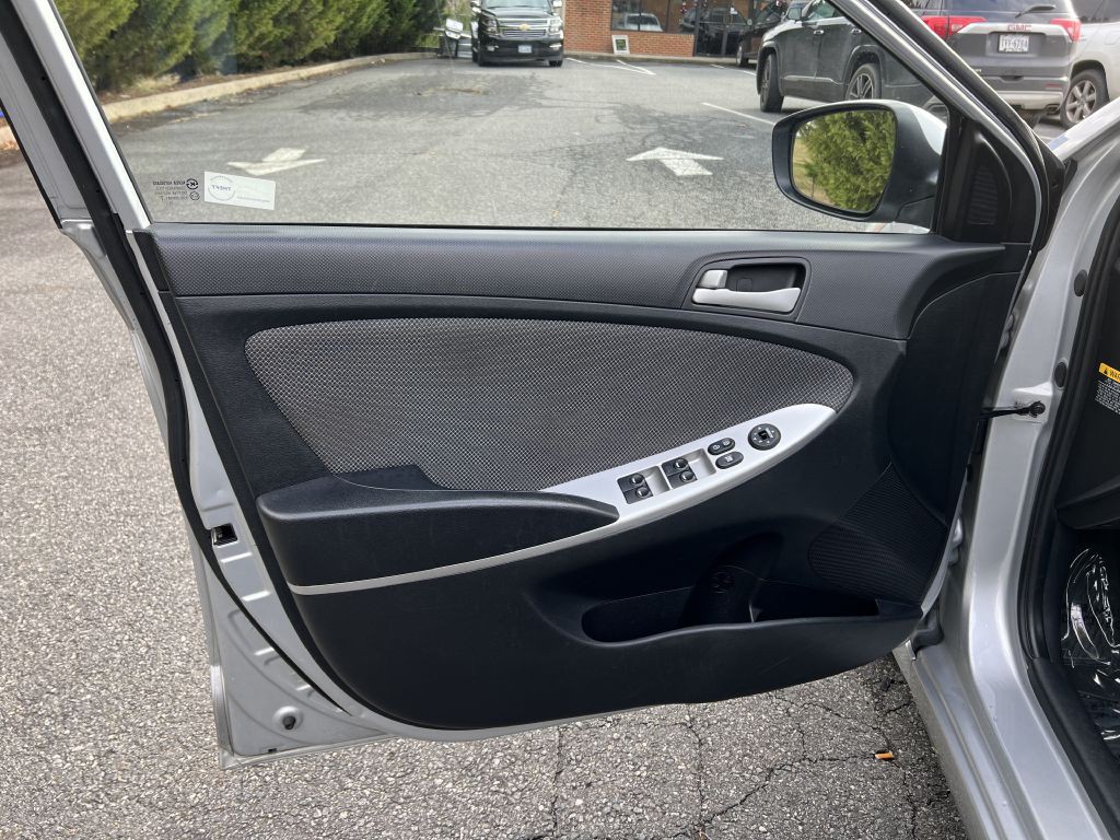 2013 Hyundai Accent Image 11