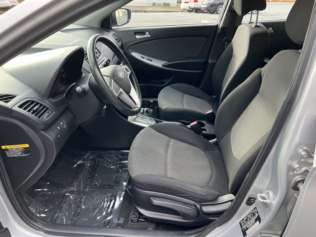 2013 Hyundai Accent Image 12