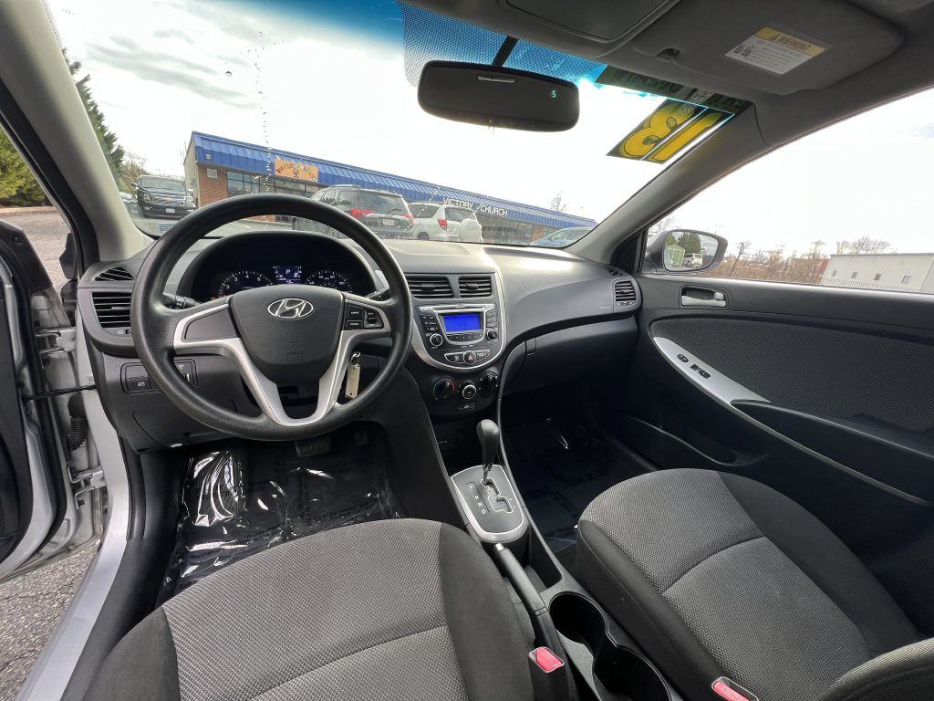 2013 Hyundai Accent Image 13
