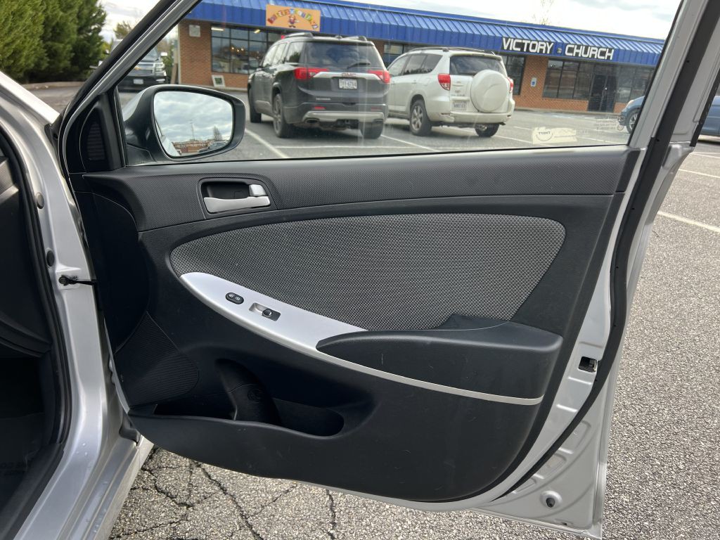 2013 Hyundai Accent Image 15